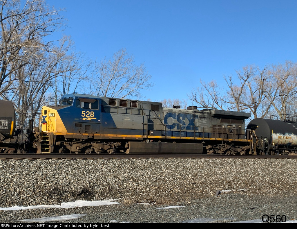 CSX 528 on Q560